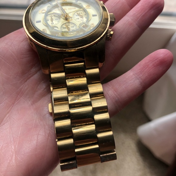 MICHAEL KORS Gold Oversized Runway Watch - Picture 2 of 7